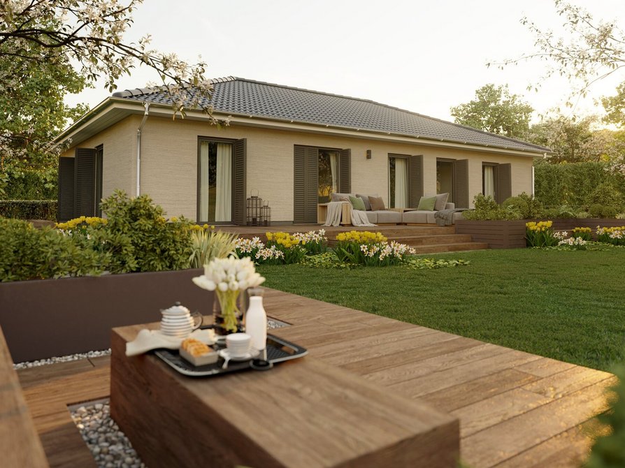 Bungalow 131 Elegance bietet mit bodentiefen Fenstern Ausblicke in den großen Garten und auf die Terrasse, schafft ein helles, offenes Ambiente.